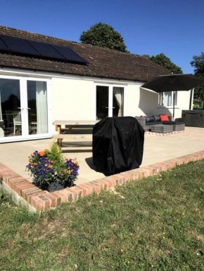 Lovely two bedroom bungalow with hot tub